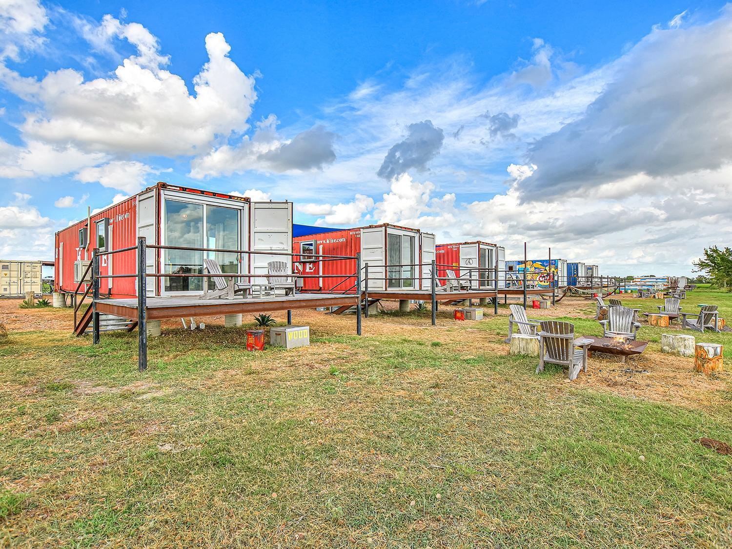 Flophouze Shipping Container Hotel Round Top Exterior foto